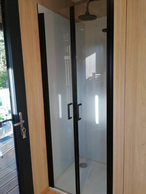 Joli Studio Climatise Avec Jacuzzi Prive Et Entree Independante Frejus Exterior photo